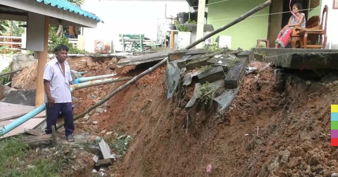 ชาวบ้านผวา ! ดินสไลด์ยุบตัวศาลาชุมชนพังเสียหายทั้งหลัง
