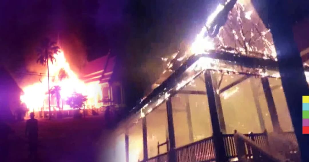 คลิปสะเทือนใจ ไฟไหม้ศาลาวัดไม้สักโบราณกว่า 100 ปี วอดทั้งหลัง