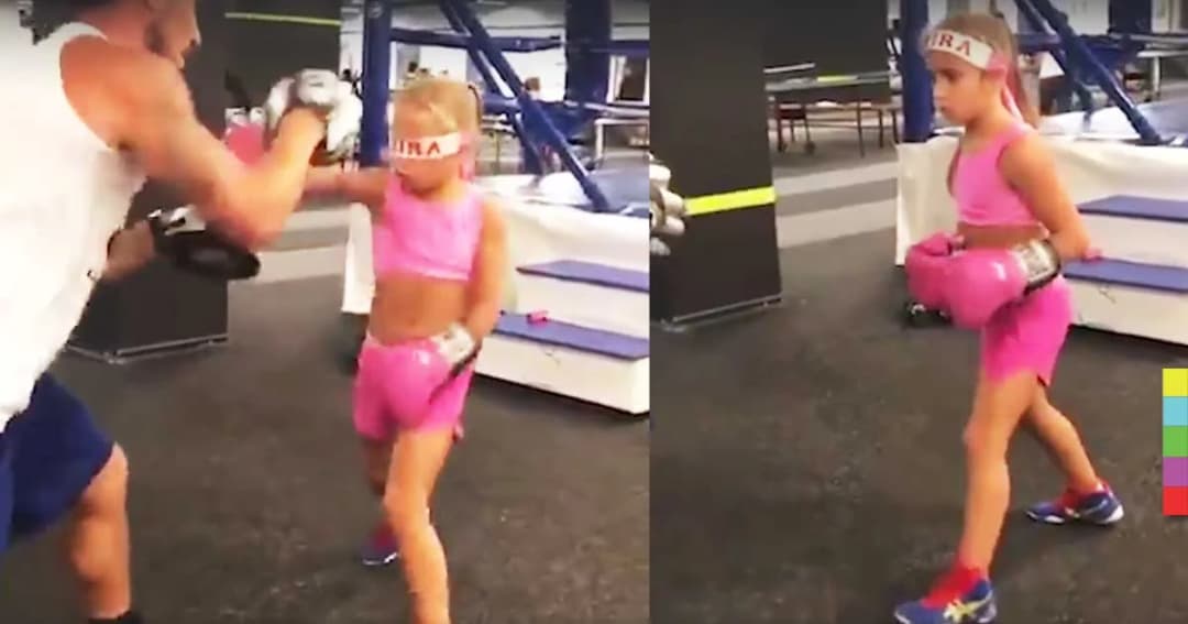 เปิดคลิป ! นักมวยสาวน้อยโชว์ปิดตาชกเป้าด้วยลีลาเหนือชั้น