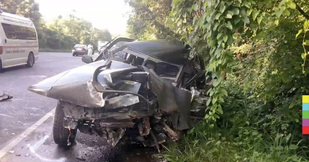 ระทึก ! กระบะเเหกโค้ง ประสานงารถทัวร์ รถพังยับเยิน