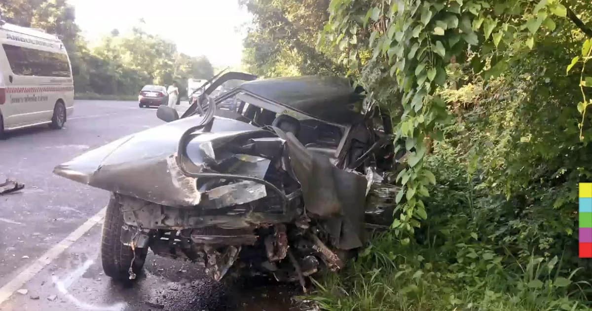 ระทึก ! กระบะเเหกโค้ง ประสานงารถทัวร์ รถพังยับเยิน