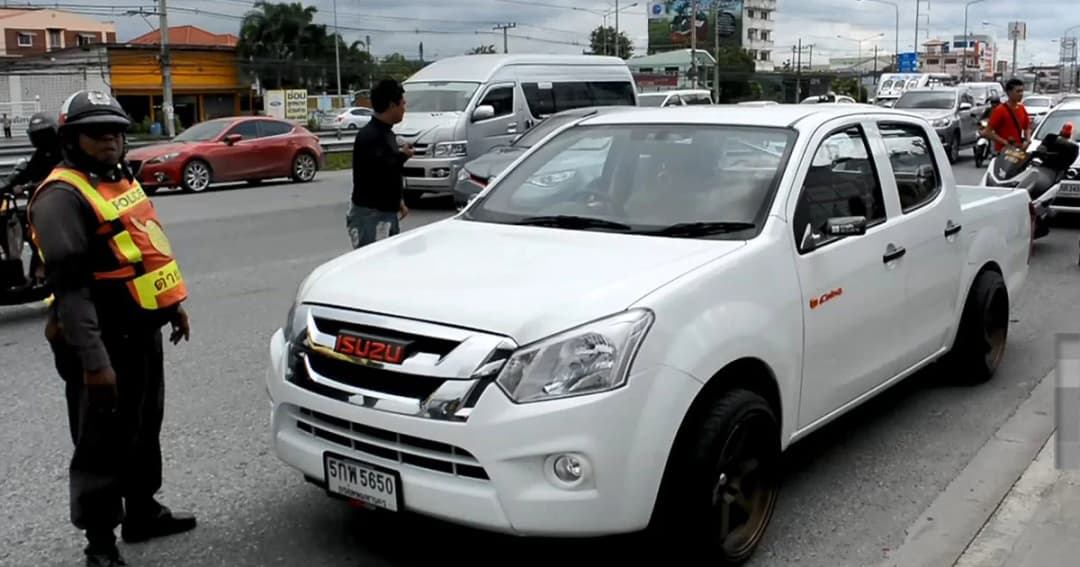 สุดระห่ำ ! หนุ่มวัย 24 ปี ไม่พอใจ ตร.ให้ใบสั่ง ซิ่งกระบะหนี ตามสกัดอุตลุด