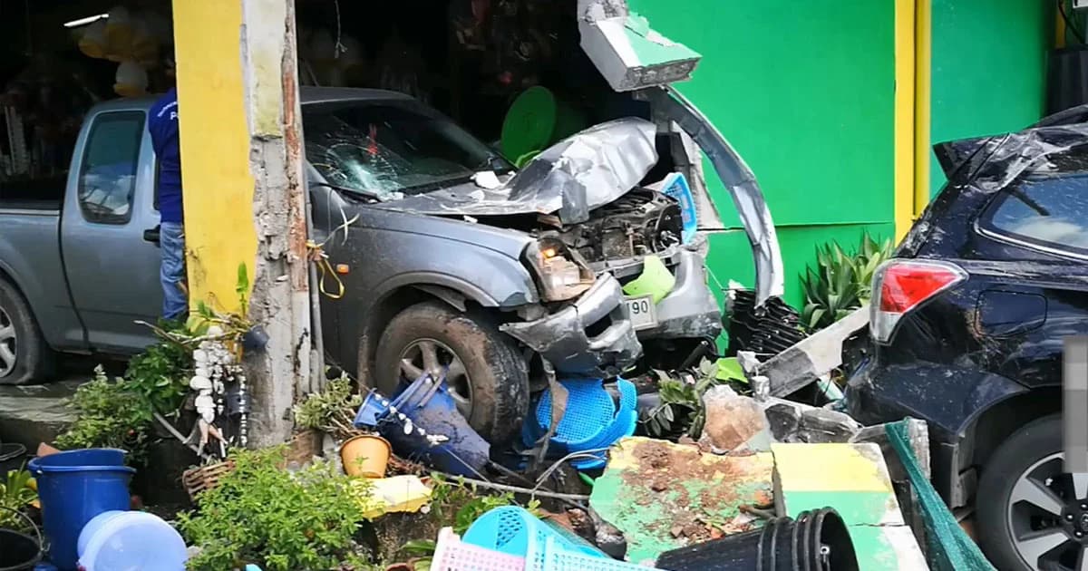 รอดเหลือเชื่อ ! กระบะพุ่งชนเด็กวัย 4 ขวบ ร่างไปอยู่ใต้ท้องรถ เเต่แค่บาดเจ็บเล็กน้อย