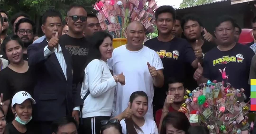 “โหน่ง ชะชะช่า” นำทีมแก๊งรถซิ่ง ทำบุญสามัคคีเพื่อการศึกษา