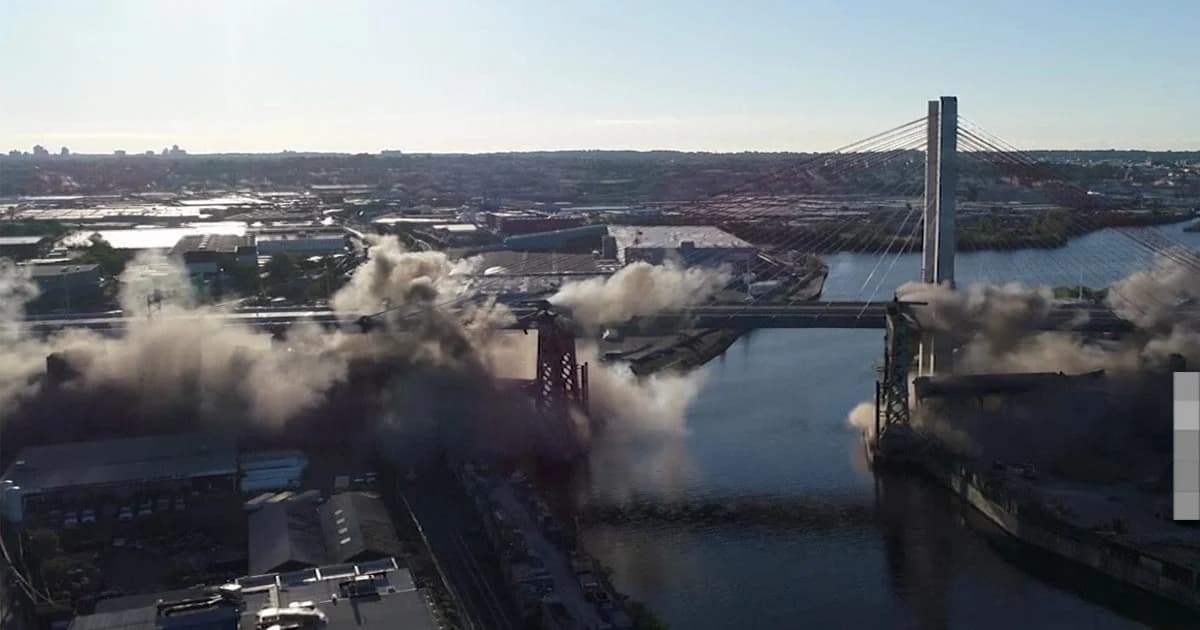 วินาที สหรัฐฯ ระเบิดสะพานเก่าแก่อายุ 78 ปี ทิ้ง เพื่อสร้างใหม่