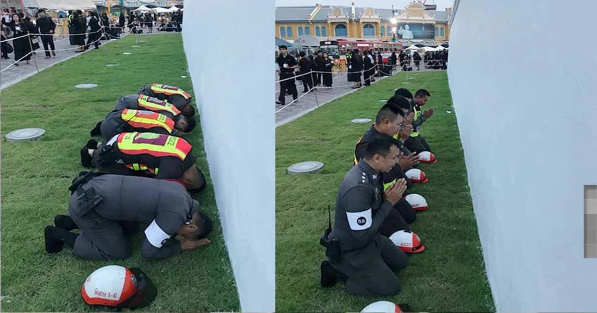 ภาพสุดประทับใจ ! ตำรวจก้มกราบกำแพงพระบรมมหาราชวัง ภักดีทำหน้าที่ดูแลประชาชน