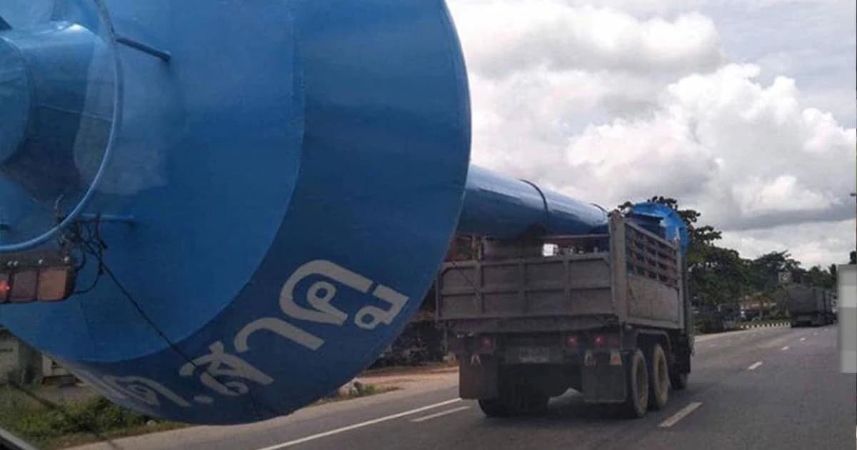 รถบรรทุกเเท็งก์น้ำขนาดใหญ่ เเล่นกลางถนน ! ชาวบ้านผวา หวั่นเกิดอันตราย