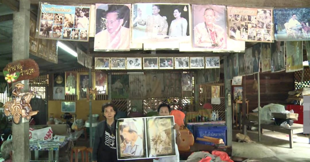 สุดปลาบปลื้ม ! แม่ค้าสะสมภาพในหลวง ร.9 กว่า 500 ภาพ ร่วมถวายความอาลัย