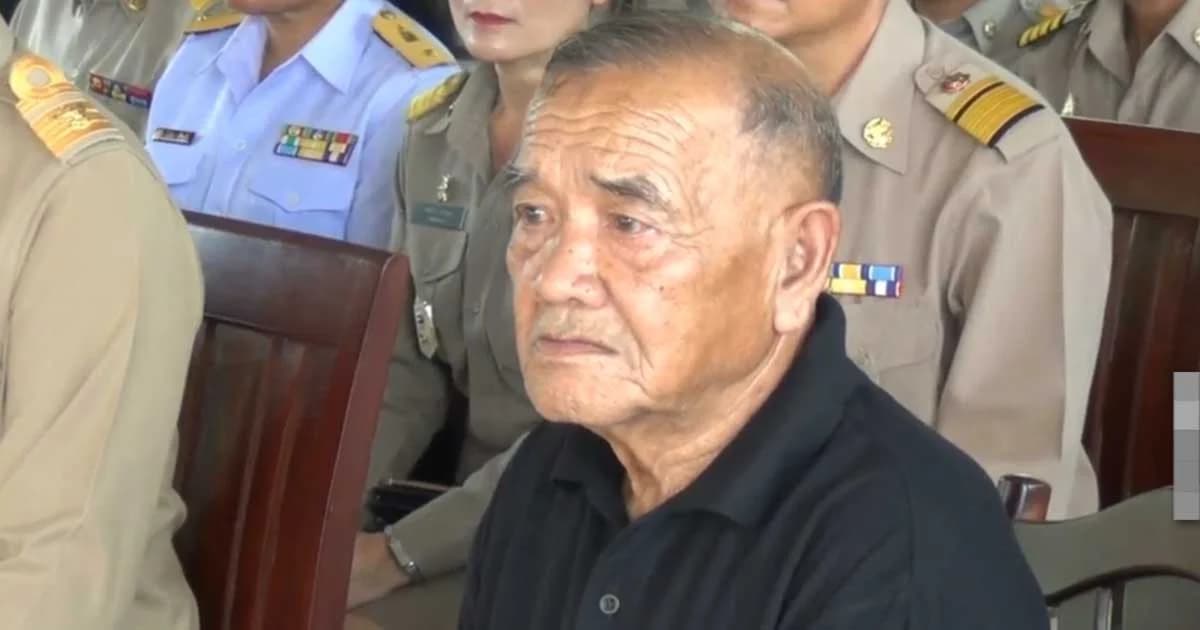 ร.10 พระราชทานสิ่งของให้อดีตกำนันขุดดินไปถมถนน