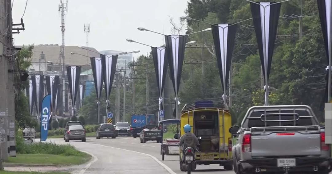 หน่วยงานราชการเชียงใหม่เริ่มประดับธงขาว-ดำ เพื่อถวายความความอาลัยแด่ในหลวง ร.9