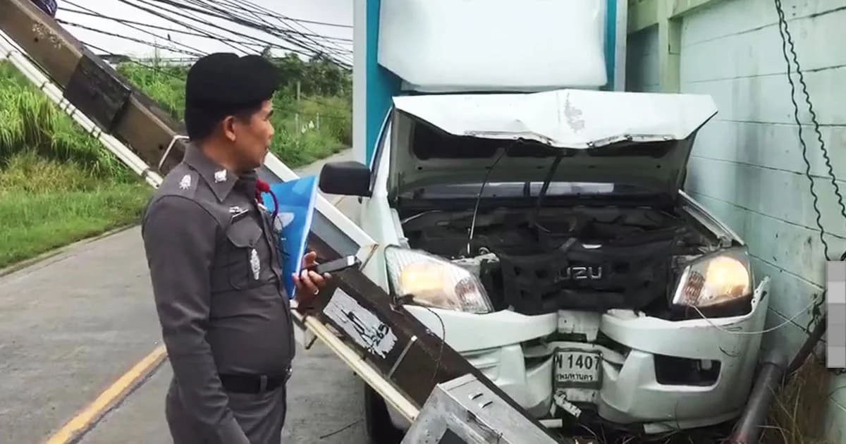 สุนัขวิ่งตัดหน้า รถกระบะส่งของหักหลบ ชนเสาไฟฟ้าหักโค่น