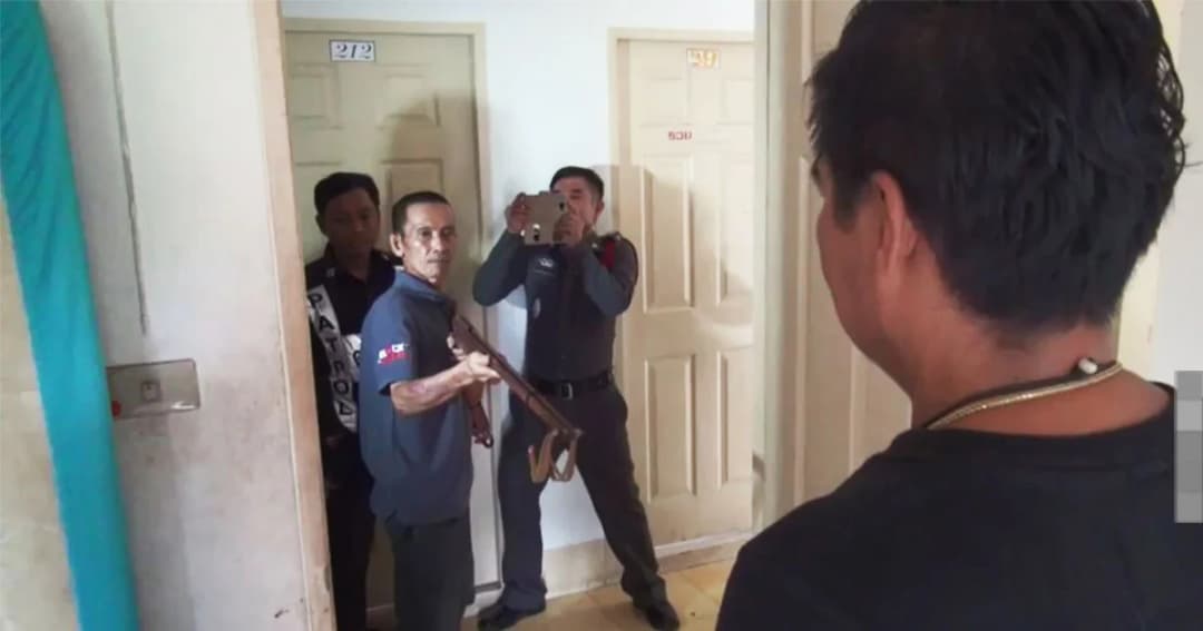 หนุ่มใหญ่คว้าปืนหน้าไม้ ยิงหนุ่มโรงงานเดียวกัน ดับคาหอพัก เหตุเเค้น ถูกตีท้ายครัว