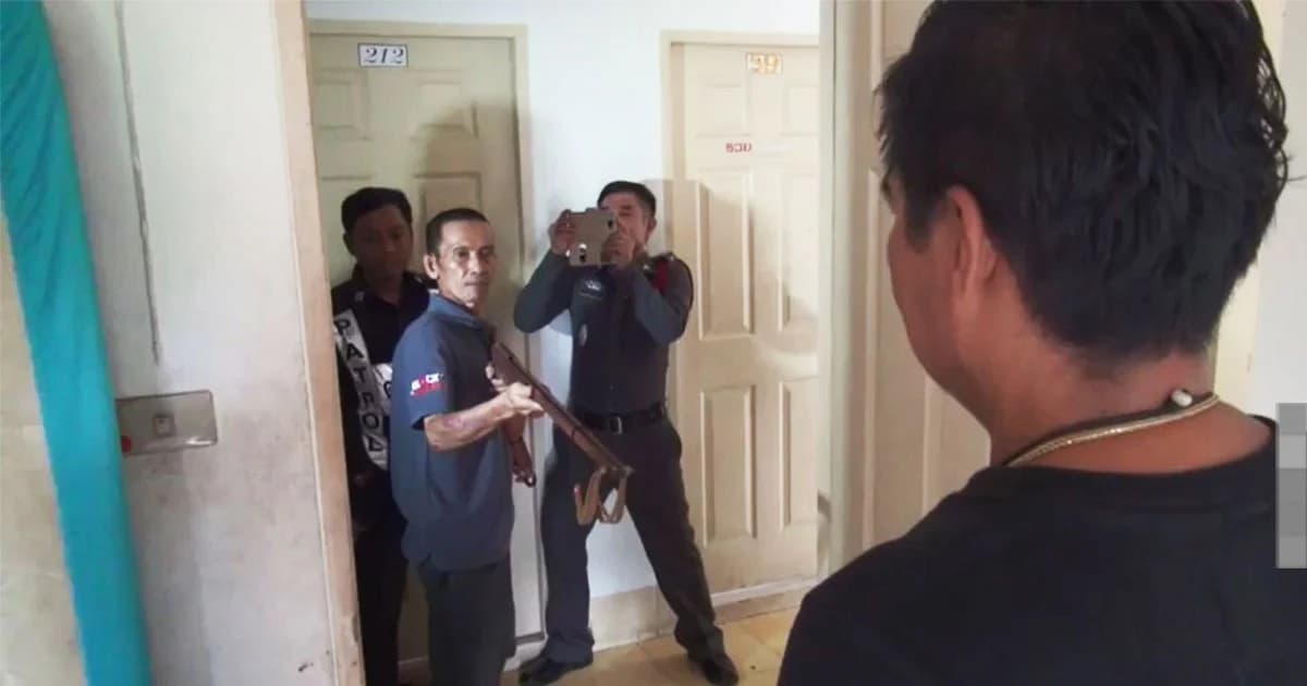 หนุ่มใหญ่คว้าปืนหน้าไม้ ยิงหนุ่มโรงงานเดียวกัน ดับคาหอพัก เหตุเเค้น ถูกตีท้ายครัว