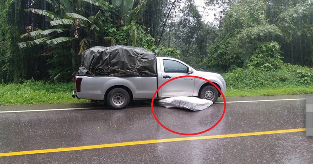 วิจารณ์สนั่น ! กระบะขนที่นอน ทำร่วงกลางถนน รถที่สวนทางมา ชนเข้าเต็มๆ