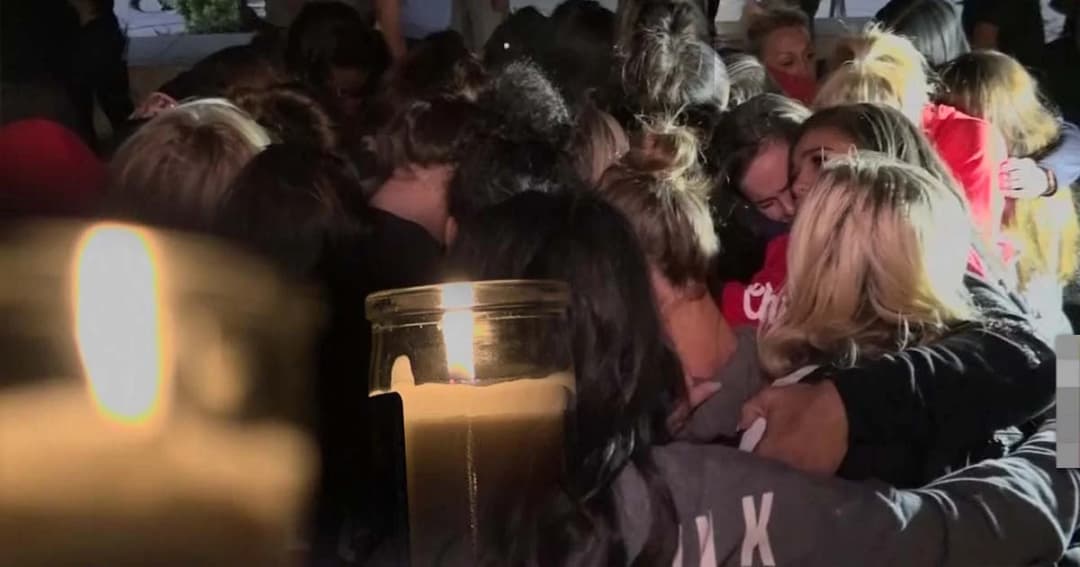 ประชาชนร่วมไว้อาลัยเหตุกราดยิงในเมืองลาสเวกัส หลังมีผู้เสียชีวิต 59 ราย