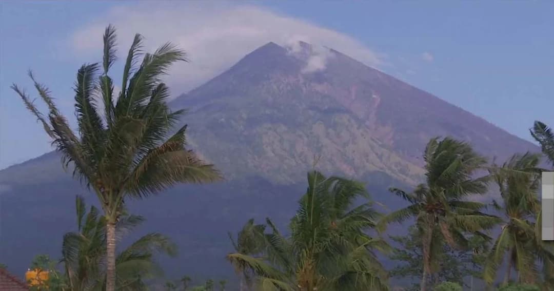 เกาะบาหลีร้าง ! นทท.แห่ยกเลิกทริป หวั่นเหตุภูเขาไฟ “อากุง” ปะทุอีกรอบ