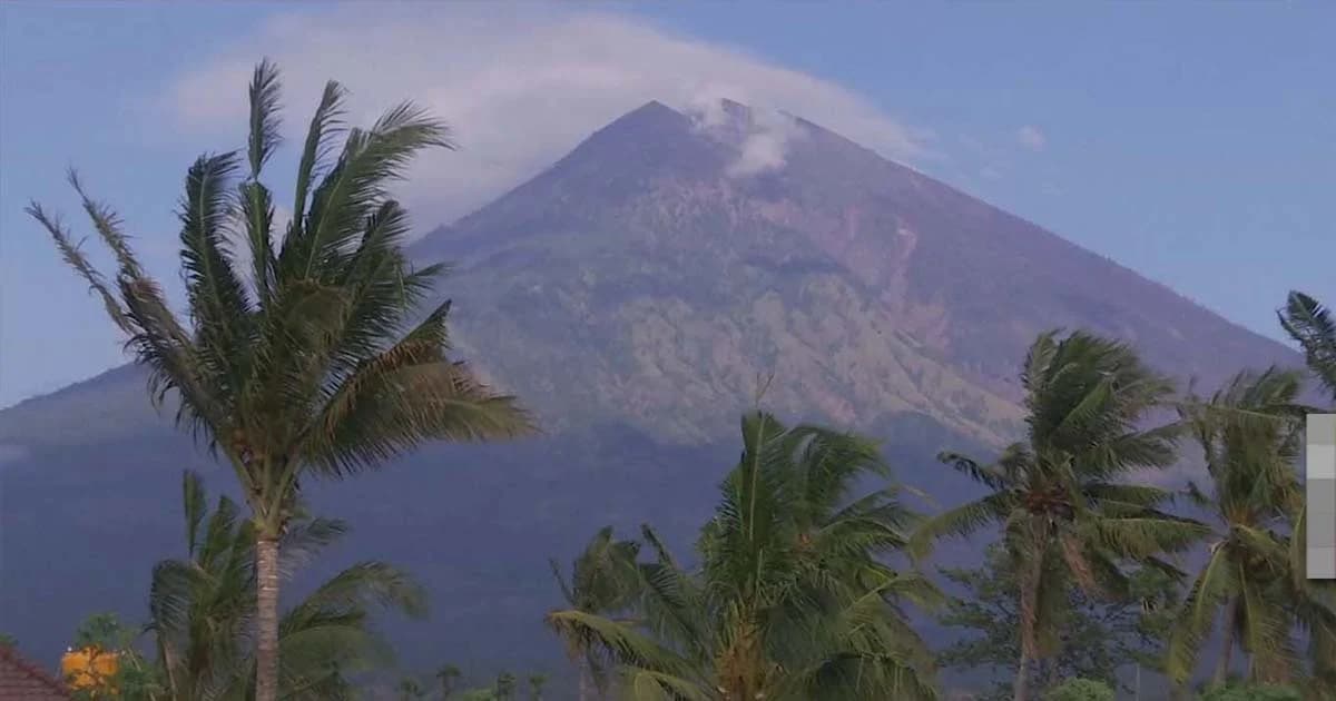 เกาะบาหลีร้าง ! นทท.แห่ยกเลิกทริป หวั่นเหตุภูเขาไฟ “อากุง” ปะทุอีกรอบ