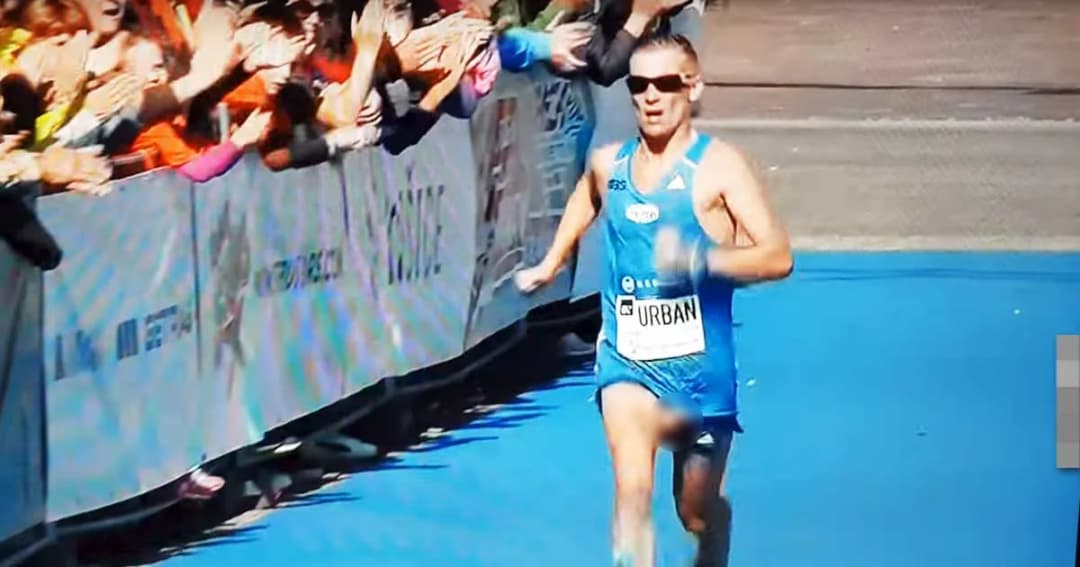 เปิดคลิป ! นักวิ่งมาราธอนของส่วนตัวโผล่ ขณะเร่งฝีเท้าเข้าสู่เส้นชัย