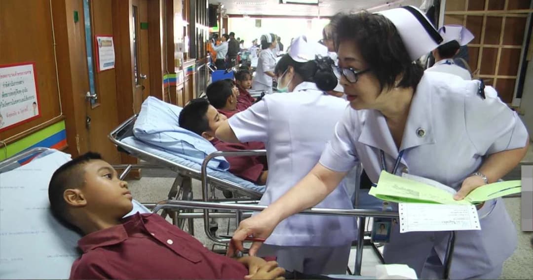 หามส่ง รพ. วุ่น ! นักเรียนกว่าครึ่งร้อย อาเจียน-ท้องเสีย หลังรับประทานข้าวกล่องที่ทาง รร.จัดให้