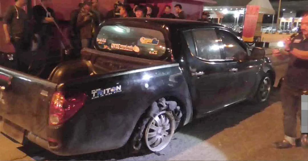 ยิงสนั่นซอย ! ตร.บางพลีไล่สกัดจับพ่อค้ายาเสพติดซิ่งกระบะหนี กระสุนทะลุฝาบ้านเสียหาย