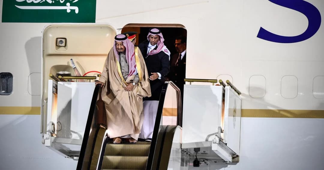 กษัตริย์ซาอุฯ ทรงใช้ ‘บันไดเลื่อนทองคำ’ เสด็จลงจากเครื่องบินพระที่นั่ง