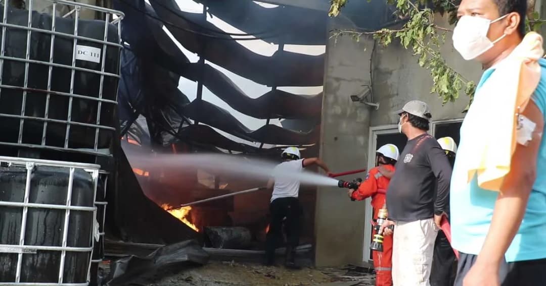 โกดังเก็บสารเคมีเกือบ 3 ตัน เกิดระเบิดไฟลุกไหม้