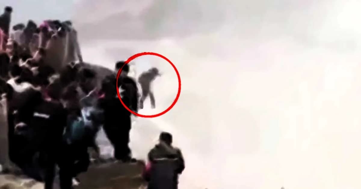 หนุ่มจีนกระโดดข้ามรั้วกั้นร่วงลงน้ำตก