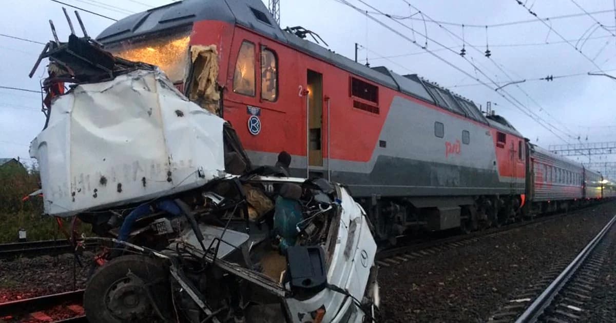 ชนสนั่น ! รถไฟชนรถบัสจอดเสียรัสเซีย เสียชีวิต 19 ราย