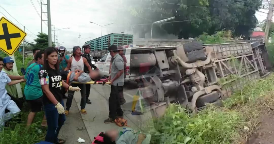 รถบัสรับส่งพนักงาน เสียหลักพลิกคว่ำ ไถลตกข้างทาง เจ็บร่วม 20 คน