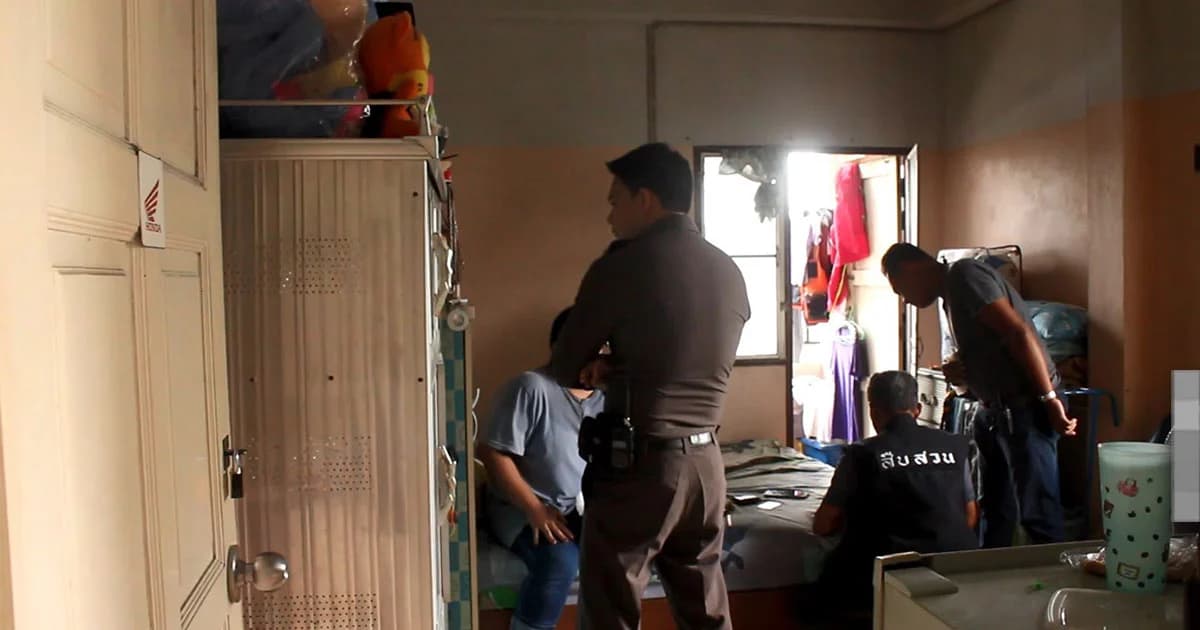 เเทบช็อก ! ภรรยากลับมาถึงที่พัก พบสามีใช้มีดแทงอกด้านซ้ายตัวเอง ดับคาห้อง