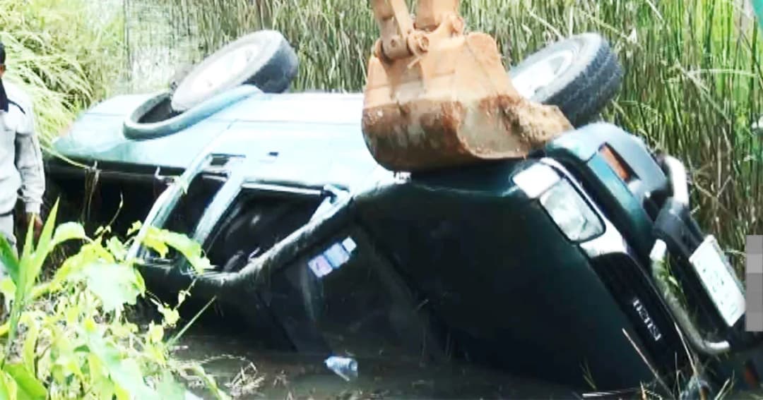 รถกระบะเเม่กำนันดัง หักหลบ จยย.เสียหลักลงคูน้ำ ล้อชี้ฟ้า รถเเบคโฮผ่านมา ช่วยเหลือไว้ได้