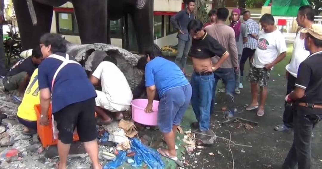 ทุบองค์เทพช้างสามเศียร เจอพระหลายพันองค์ ชาวบ้านแห่แย่งเก็บบูชา