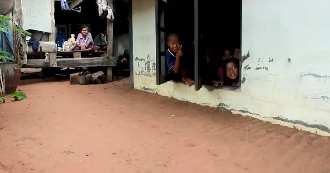 โคราชอ่วม ! น้ำป่าพัดทรายไหลทับถมบ้านเรือน ปชช. จม 1 เมตร หลายครอบครัวอพยพหนี