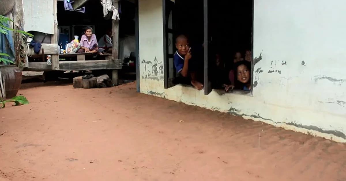 โคราชอ่วม ! น้ำป่าพัดทรายไหลทับถมบ้านเรือน ปชช. จม 1 เมตร หลายครอบครัวอพยพหนี