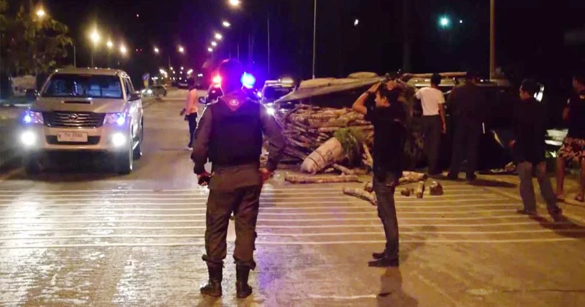 เมาแล้วขับ ! หนุ่มซิ่งกระบะบรรทุกไม้ยางพารา เมาเสียหลักชนป้ายบอกทางพังยับ