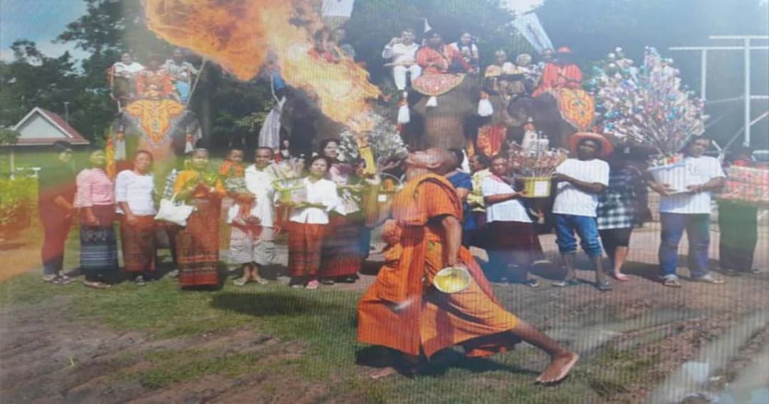 ฮือฮา ! เจ้าอาวาสโชว์พ่นลูกไฟ กลางงานแห่ผ้ากฐินสามัคคี