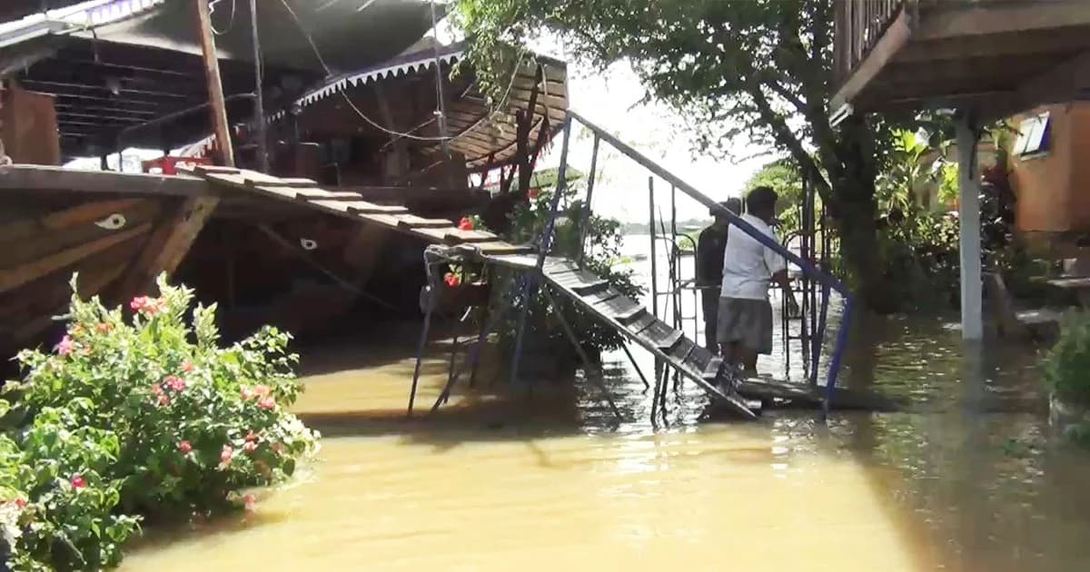 อุทัยธานี น้ำท่วมหนัก ! ชาวบ้านขาดแคลนอาหารน้ำดื่ม เร่งสร้างสะพานใช้สัญจร