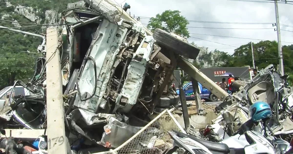 ‘สิบล้อบรรทุกหิน’ ชนมหาวินาศ รถเสียหาย 37 คัน เสาไฟฟ้าหักโค่น 2 ต้น กำเเพงโรงงานพังยับ