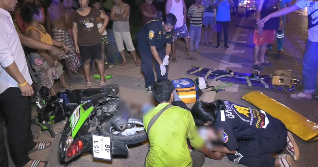 สลด ! จยย.สองแม่ลูก ชนกับรถกระบะ ลูกสาววัย 7 ขวบดับ แม่อาการสาหัส