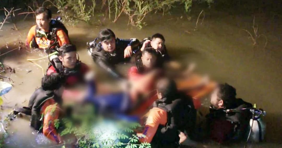 สลด ! ชายวัย 46 ปี ออกหาปลา เอื้อมเก็บรองเท้าแตะ ตกฝายน้ำล้นจมดับ