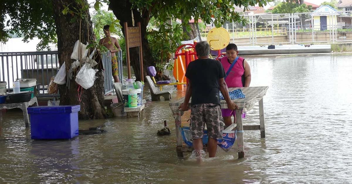 ปทุมธานีอ่วม ! น้ำเอ่อล้นเจ้าพระยาทะลักท่วมวัด-โรงเรียน เด็กๆพากันออกเล่นน้ำช่วงปิดเทอม