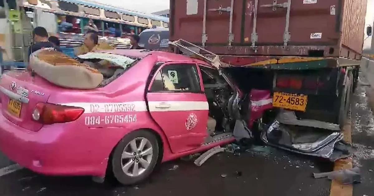 ดับสยอง ! โชเฟอร์แท็กซี่ซิ่งเสยท้ายรถ 10 ล้อ จอดเสียกลางสะพานภูมิพล ผู้โดยสารเจ็บสาหัส