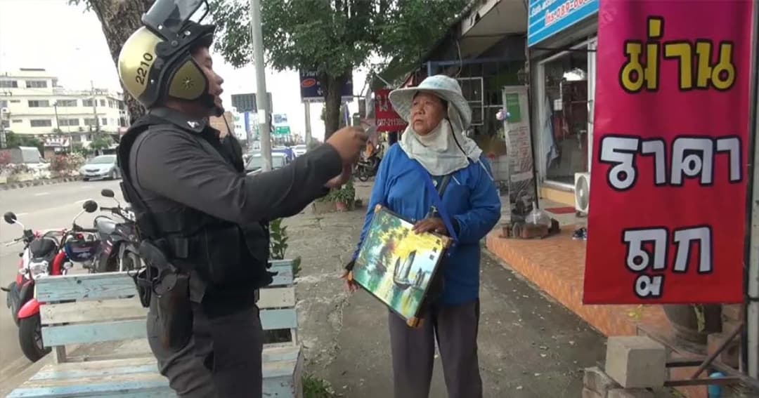 ขโมยกันดื้อๆ ! หนุ่มแสบฉกลอตเตอรี่ 3 ใบ พร้อมเงินสด 800 บาท จากแม่ค้า ก่อนขึ้นเก๋งหนีลอยนวล