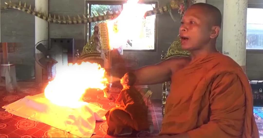 สั่งตรวจพฤติกรรม ! พระสงฆ์โชว์พ่นไฟกลางงานแห่ผ้ากฐิน จ.สุรินทร์