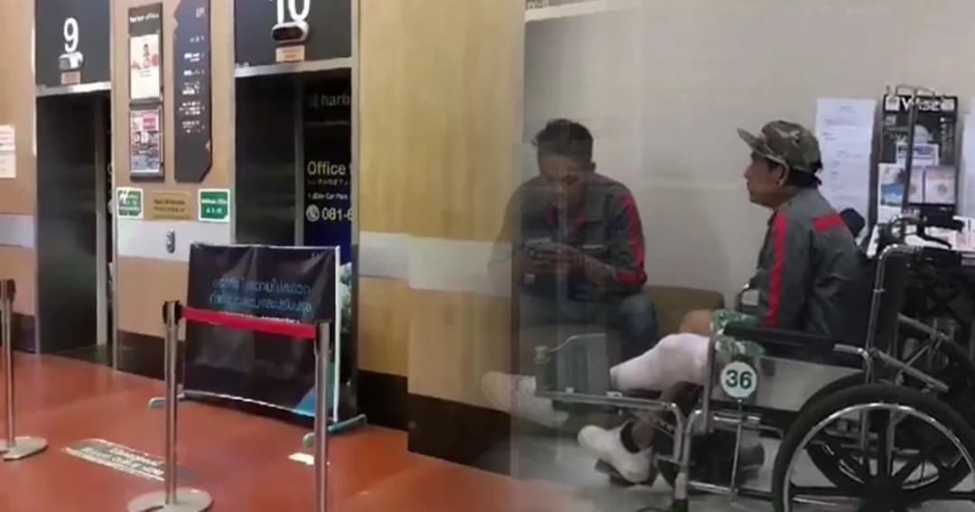 ลิฟท์สำนักงานห้างดังย่านแหลมฉบัง ตกจากชั้น 4 บาดเจ็บ 14 คน