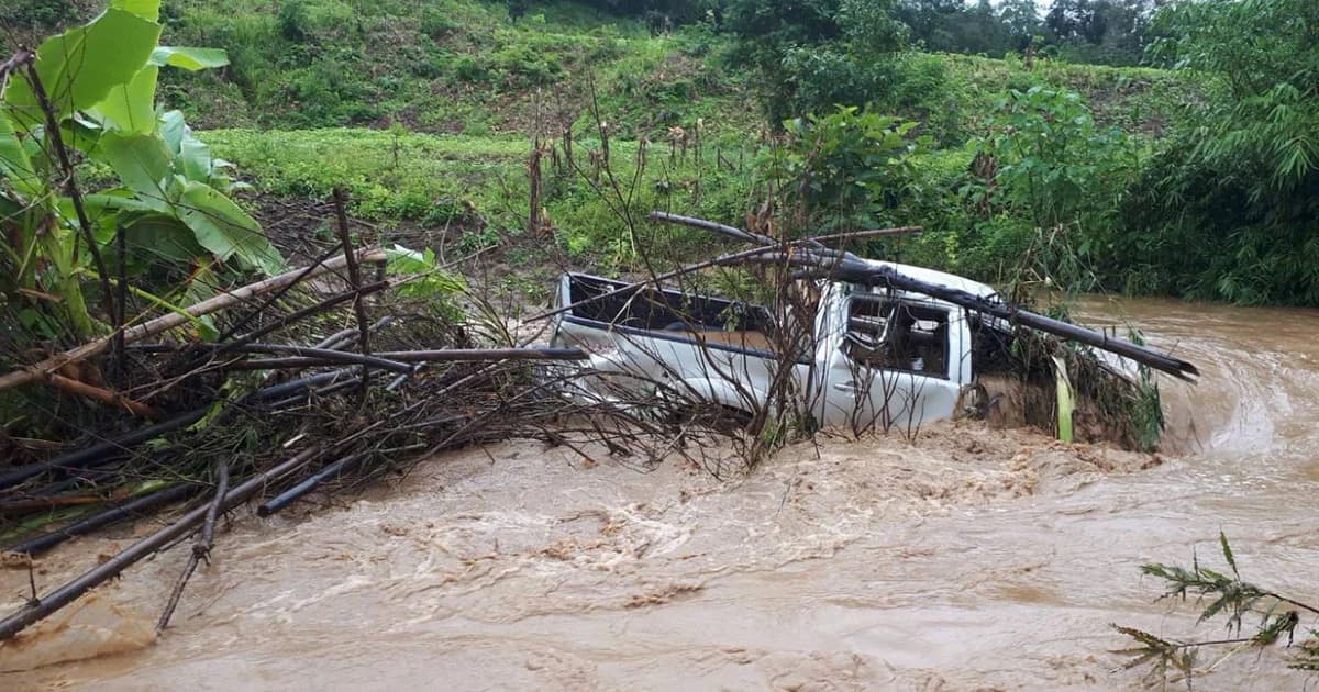 รถ อบต. ออกปฏิบัติหน้าที่ ถูกน้ำป่าพัด จนท.ดับ 1 เจ็บสาหัส 1