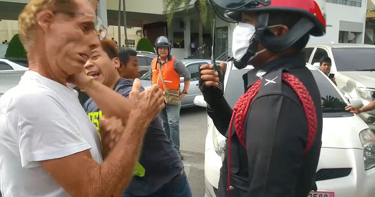 หนุ่มร้านทอง ชกชาวต่างชาติ หมัดเดียวล้มต่อหน้าตำรวจ ฉุน ถูกเอามีดอีโต้ไล่ฟัน