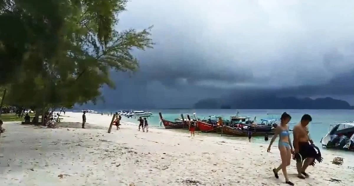 คลื่นแรง ! อุทยานฯ พีพี ขึ้นธงแดง แจ้งเตือนนักท่องเที่ยว