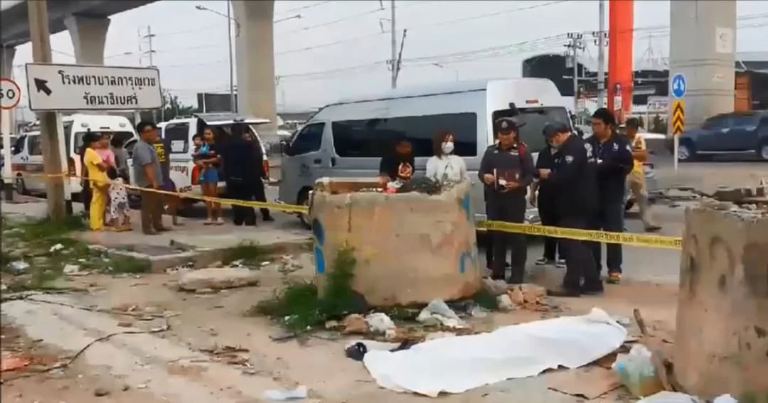 พบศพชายวัย 50 ปี เสียชีวิตข้างถนนรัตนาธิเบศร์ คาดหัวใจล้มเหลว