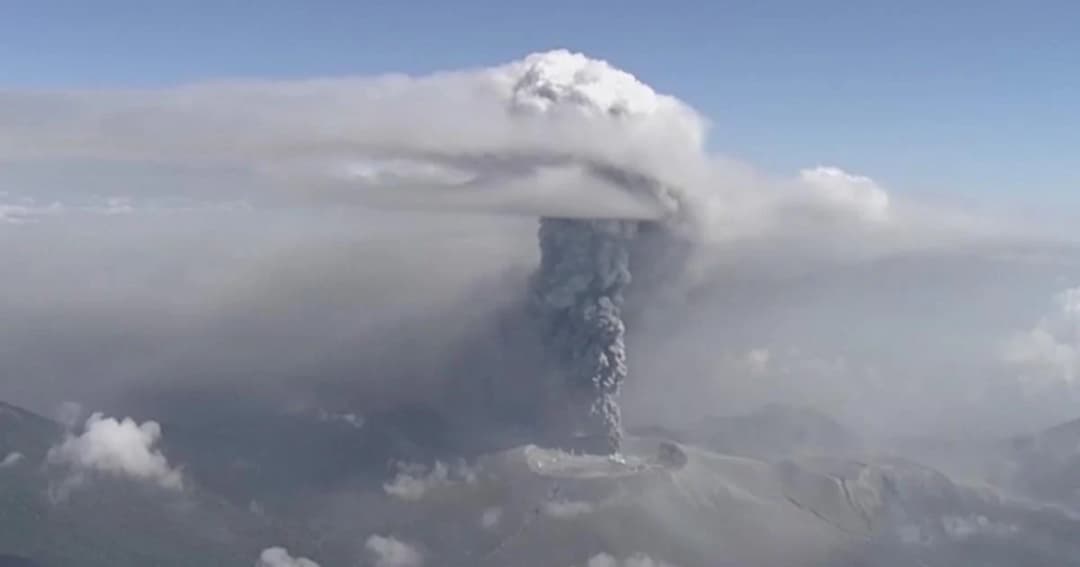 ภูเขาไฟในญี่ปุ่นปะทุพุ่งเถ้าถ่านกว่า 1,700 เมตร ยังคงเฝ้าระวังต่อเนื่อง